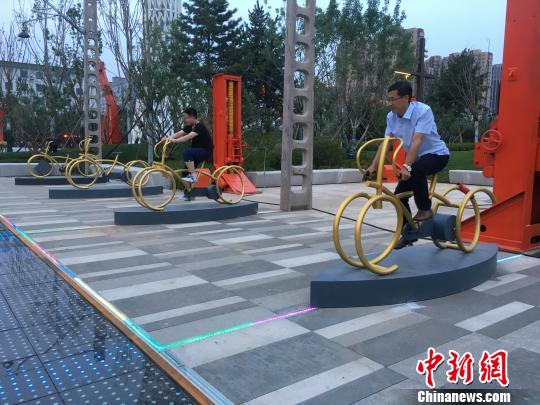 市民使用公園內(nèi)的健身設(shè)施?！「呒t超 攝