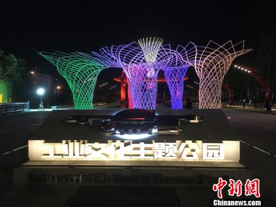 夜晚，奧運“五色樹”的燈光?！「呒t超 攝