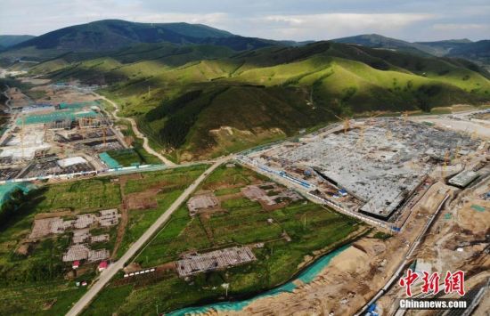 6月28日，航拍鏡頭下的河北張家口冬奧會太子城冰雪小鎮(zhèn)項目。太子城冰雪小鎮(zhèn)項目位于2022年冬奧會張家口賽區(qū)核心區(qū)，連接張家口賽區(qū)云頂和古楊樹兩個競賽場館群，建成后將承擔(dān)賽時核心區(qū)配套保障功能，提供冬奧頒獎、貴賓接待、交通換乘、休閑娛樂等服務(wù)，賽后將成為一座國際化四季度假小鎮(zhèn)。 中新社記者 楊艷敏 攝
