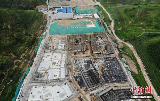 6月28日，航拍鏡頭下的河北張家口冬奧會太子城冰雪小鎮(zhèn)項目。太子城冰雪小鎮(zhèn)項目位于2022年冬奧會張家口賽區(qū)核心區(qū)，連接張家口賽區(qū)云頂和古楊樹兩個競賽場館群，建成后將承擔(dān)賽時核心區(qū)配套保障功能，提供冬奧頒獎、貴賓接待、交通換乘、休閑娛樂等服務(wù)，賽后將成為一座國際化四季度假小鎮(zhèn)。 中新社記者 楊艷敏 攝