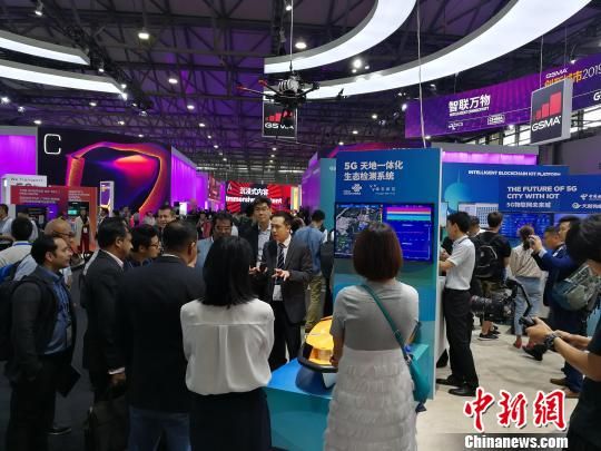 雄安新區(qū)展臺(tái)吸引不少眾多觀眾駐足關(guān)注。　任柏松 攝