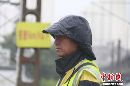 蘭州西工務(wù)段蘭州線路車間防護員雨中巡查?！⊥豕廨x 攝