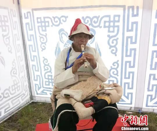 圖為瑪曲縣非遺彈唱藝術(shù)?！＄娦?攝