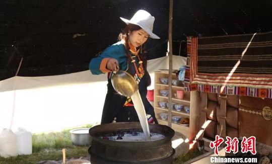 圖為展示瑪曲藏民族傳統(tǒng)特色美食制作工藝?！＄娦?攝