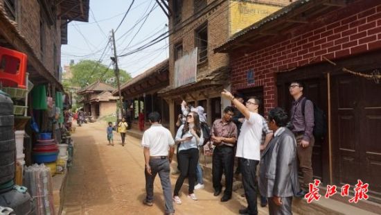 在尼泊爾，武漢市土地利用和城市空間規(guī)劃研究中心設(shè)計團隊現(xiàn)場踏勘。(武漢市土地利用和城市空間規(guī)劃研究中心 供圖)