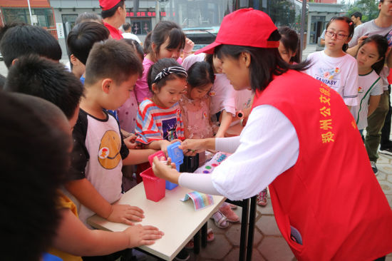 志愿者教小朋友們垃圾分類的相關(guān)知識。連柏梁 攝