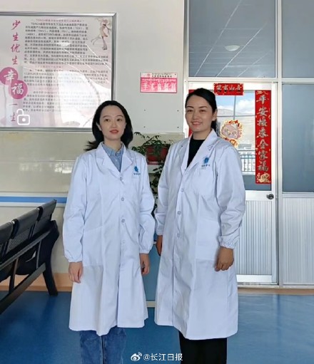 “有醫(yī)生嗎？有人暈倒了！”武漢協(xié)和醫(yī)院援藏醫(yī)療隊員聽到呼救就沖了上去