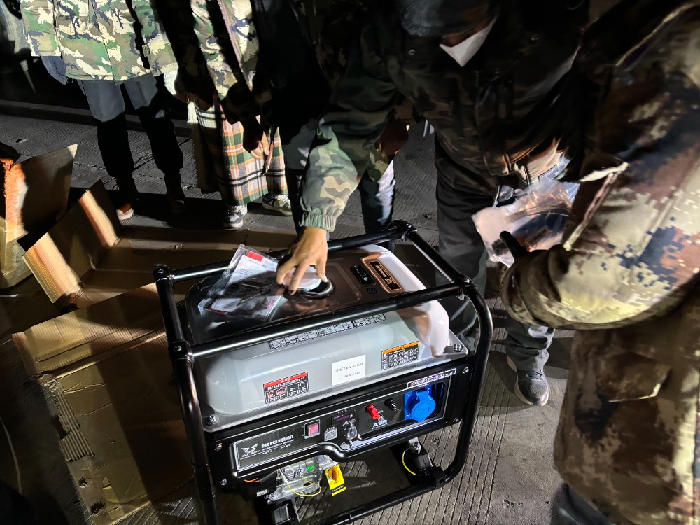 震區(qū)所需 重慶所能！重慶首批救援物資跨越千里抵達(dá)雪域高原