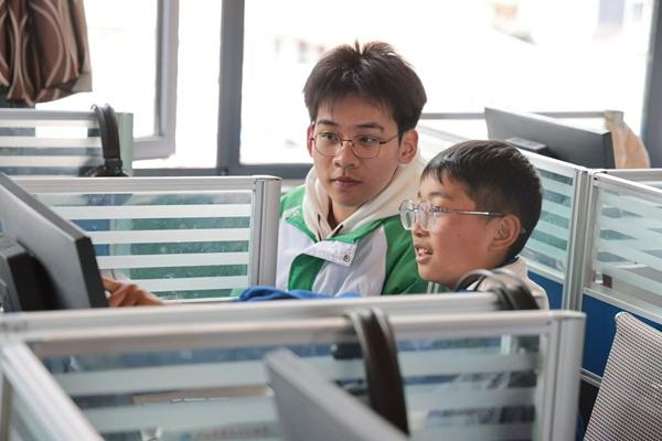 為驗證“高反風(fēng)險預(yù)測”小程序，這群高中生真去了趟高原