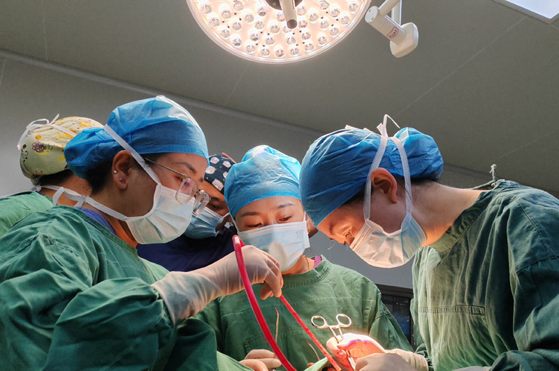 援藏隊(duì)員開展手術(shù)。