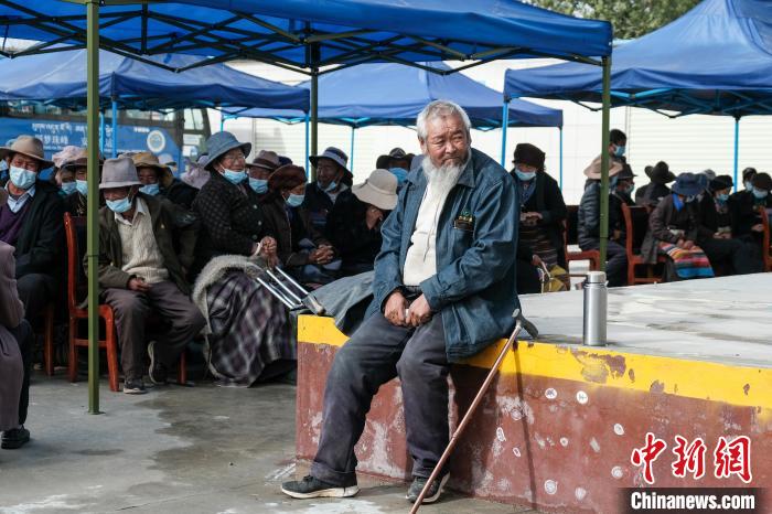 圖為日喀則桑珠孜區(qū)東嘎鄉(xiāng)農(nóng)牧民在義診室外等待。　江飛波 攝