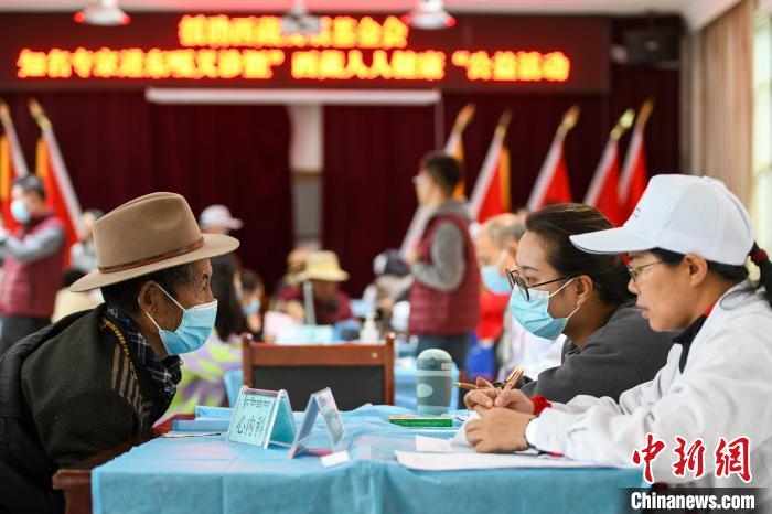 圖為9月11日，西藏日喀則桑珠孜區(qū)東嘎鄉(xiāng)義診現(xiàn)場?！〗w波 攝