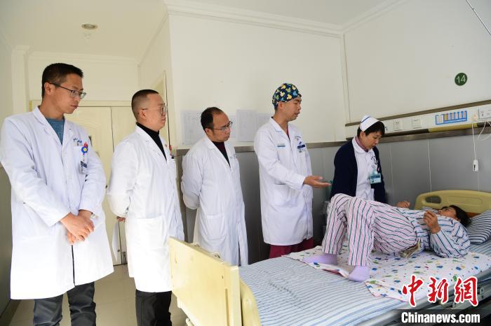 圖為何蔚副主任醫(yī)師(站右二)及團(tuán)隊(duì)術(shù)后指導(dǎo)患者進(jìn)行腰背肌鍛煉?！∝暩聛硭?攝