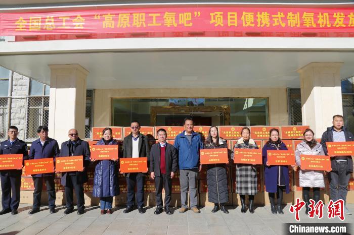 圖為發(fā)放儀式現(xiàn)場(chǎng)。　王李 攝