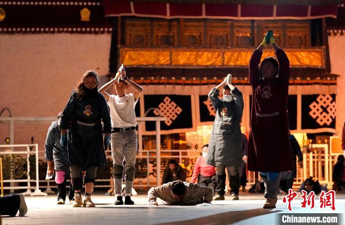 西藏拉薩：“薩嘎達(dá)瓦”迎來信眾朝拜高峰