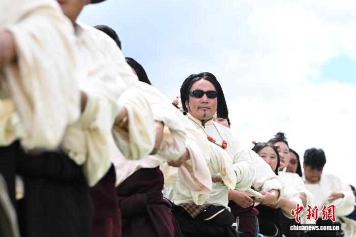 西藏那曲恰青賽馬節(jié)男女混合拔河比賽激情上演