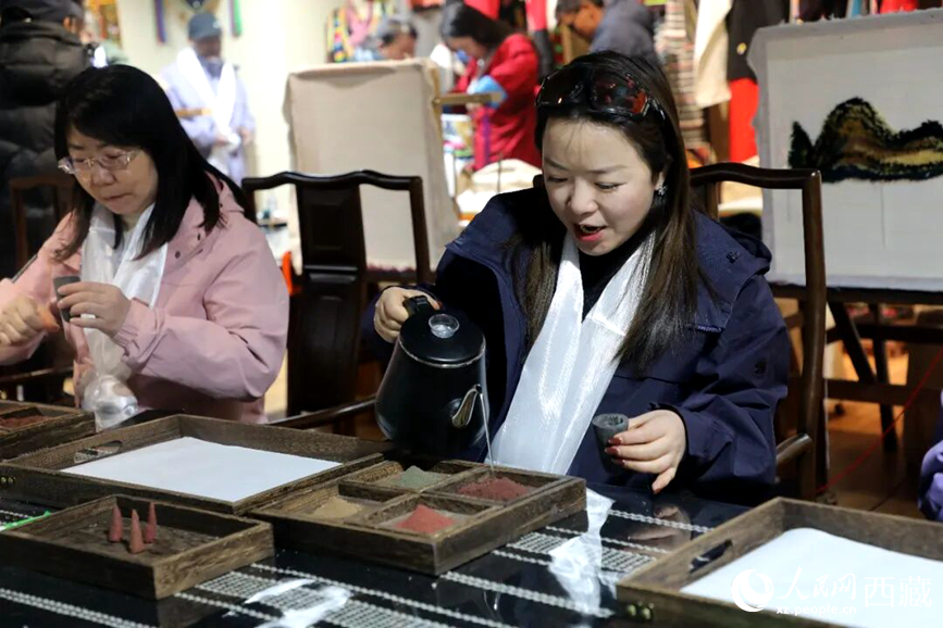游客在“雅礱里”文化藝術(shù)街區(qū)非遺展館體驗(yàn)制作藏香。在工作人員的指導(dǎo)下，游客親手揉搓香泥、壓制成型，感受藏族傳統(tǒng)非遺技藝的魅力。人民網(wǎng)記者 吳雨仁攝
