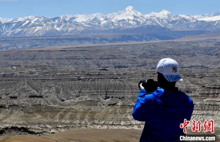 4月5日，游客在觀景臺拍攝札達(dá)土林?！±盍?攝