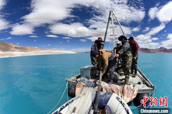 科考隊(duì)員在湖泊鉆探平臺(tái)上小心搬運(yùn)采集的巖芯樣品?！?lt;a target='_blank' ><p  align=