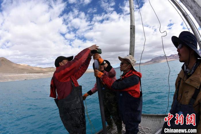 科考隊(duì)員在湖泊鉆探平臺(tái)上包裝采集的巖芯樣品。　<a target='_blank' ><p  align=