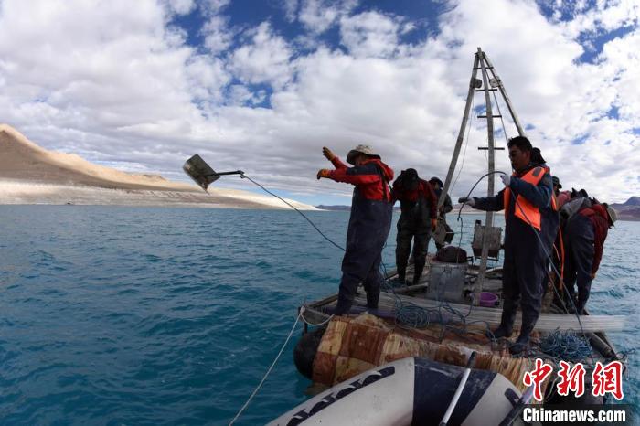 科考隊(duì)員在湖泊鉆探平臺(tái)上拋固定平臺(tái)的錨。　<a target='_blank' ><p  align=