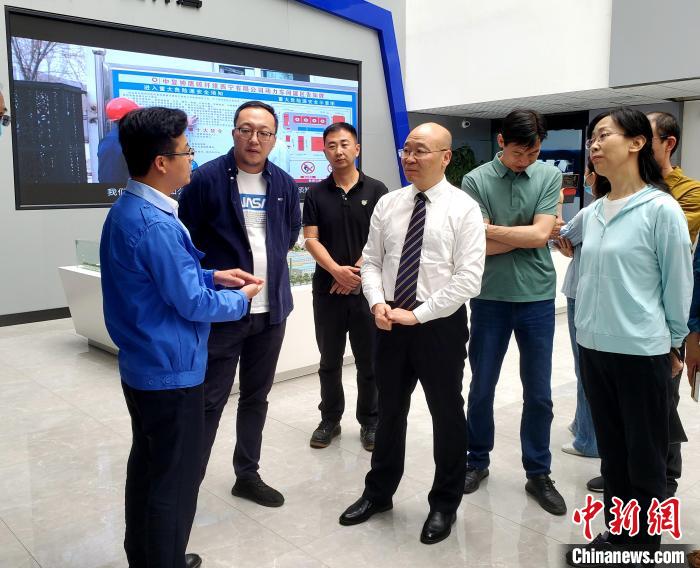 圖為全國政協(xié)委員、農(nóng)工黨青海省委主委王昆(中)在企業(yè)調(diào)研?！」鶟M福 供圖