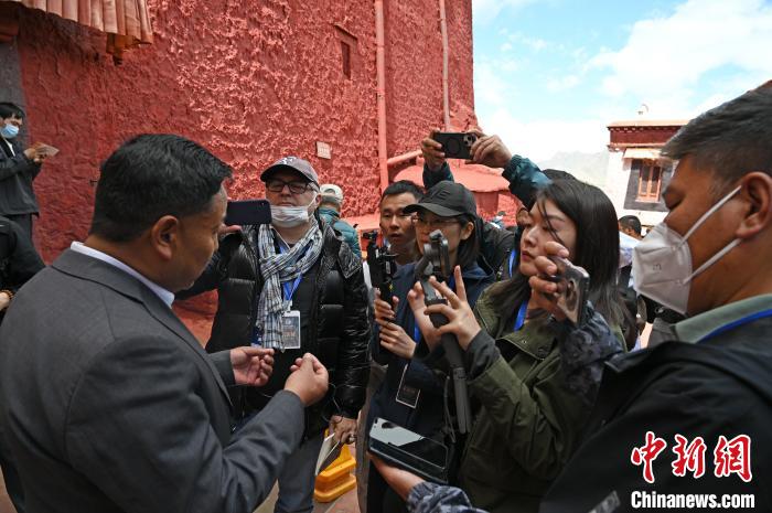 圖為中外媒體采訪布達拉宮管理處相關(guān)負責人。　趙朗 攝
