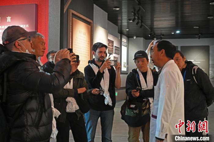 圖為中外媒體采訪西藏自治區(qū)藏醫(yī)院相關(guān)負責人。　趙朗 攝