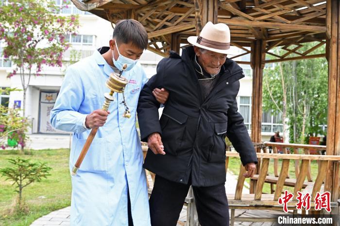 圖為曲松縣特困人員集中供養(yǎng)中心老人索朗歐珠?！≮w朗 攝