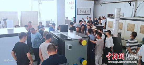 圖為行業(yè)內人員進行項目參觀。 活動主辦方供圖