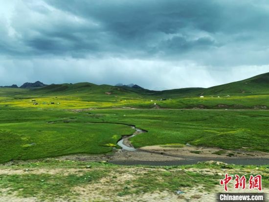 自2005年啟動(dòng)三江源生態(tài)保護(hù)和建設(shè)工程以來(lái)，果洛州共治理黑土灘315.11萬(wàn)畝，使果洛州生態(tài)環(huán)境15年來(lái)得到明顯好轉(zhuǎn)?！O睿 攝