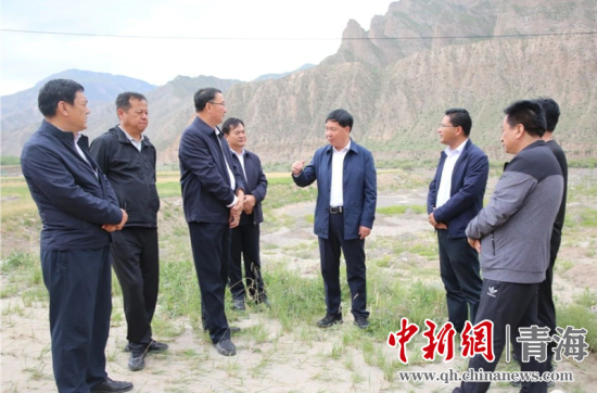 圖為黃南州有關(guān)領(lǐng)導(dǎo)現(xiàn)場踏勘、督導(dǎo)生態(tài)環(huán)保責(zé)任落實(shí)情況現(xiàn)場。黃宣攝