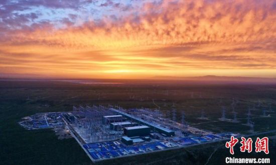 圖為朝霞下的青南換流站?！W(wǎng)青海檢修公司供圖 　　