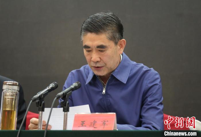 圖為青海省委書(shū)記王建軍出席會(huì)議并作講話?！?zhí)砀?攝