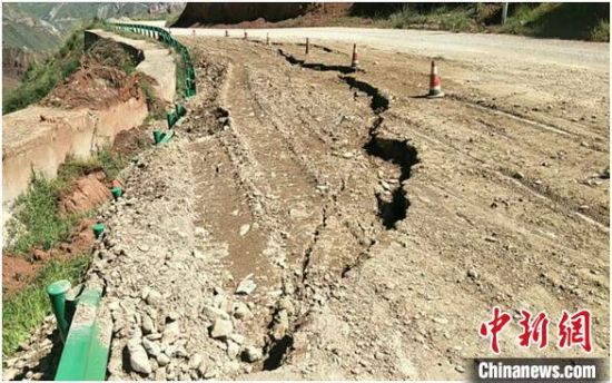 圖為發(fā)生路基下沉滑移險情的路段。果洛公路總段供圖