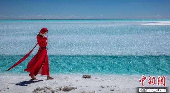 圖為地處柴達(dá)木盆地的東臺(tái)吉乃爾湖。　莫啟明　攝