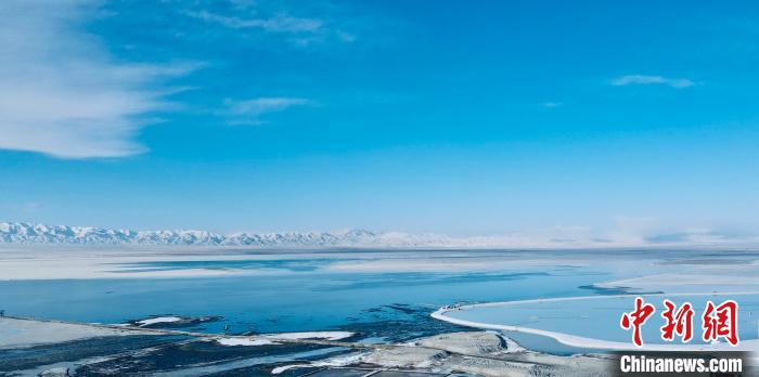 圖為冬季茶卡天空壹號(hào)景區(qū)?！±罱瓕?攝