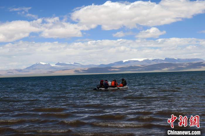 科考隊(duì)員向湖心進(jìn)發(fā)，風(fēng)浪越來越大。　<a target='_blank' ><p  align=