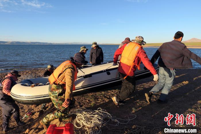 完成達(dá)則錯科考任務(wù)，科考隊(duì)員抬充氣快艇上岸?！?lt;a target='_blank' ><p  align=