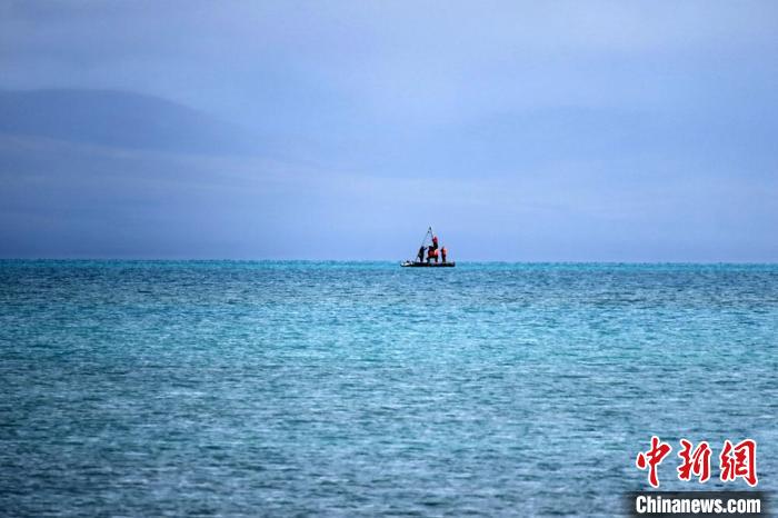 從岸邊營地以長焦鏡頭遠(yuǎn)眺，科考隊(duì)員在巴木錯(cuò)作業(yè)?！?lt;a target='_blank' ><p  align=