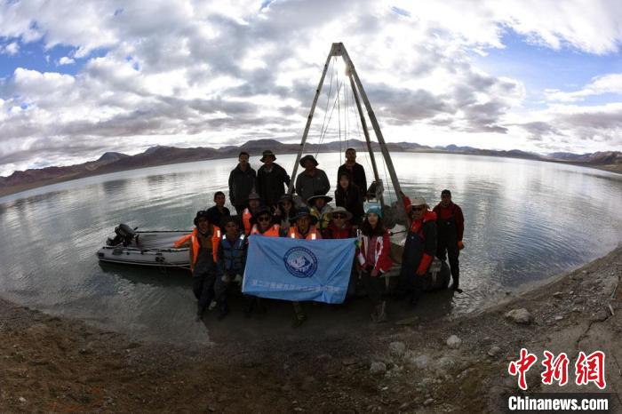 科考隊(duì)員在結(jié)則茶卡湖岸邊合影。　<a target='_blank' ><p  align=