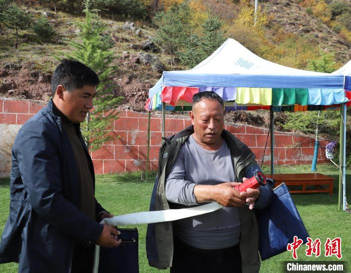 圖為護(hù)林員操作體驗(yàn)滅火裝備?！〔际猩窒乐ш?duì) 供圖