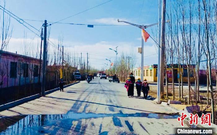 圖為黃河源昆侖社區(qū)馬路的一角?！「駹柲臼形麄鞑?供圖