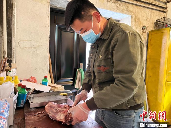 圖為雪豹“奶爸”史壽軍正在準備投喂雪豹的食材?！●R銘言 攝