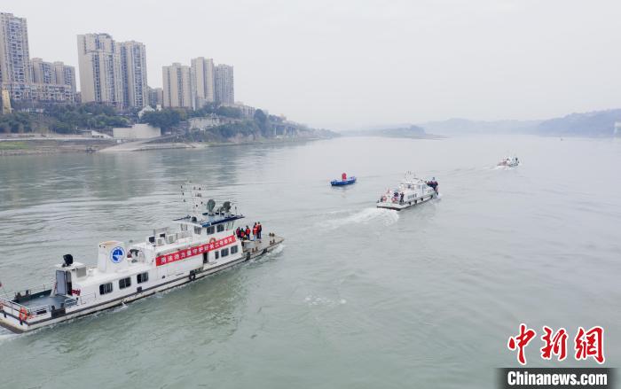 聯(lián)合巡江守護(hù)活動(dòng)現(xiàn)場(chǎng)。　江安縣融媒體中心 攝