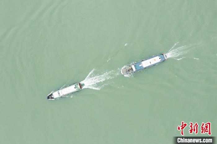 聯(lián)合巡江守護(hù)活動(dòng)現(xiàn)場(chǎng)?！〗部h融媒體中心 攝