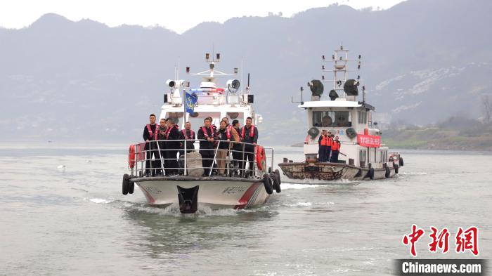 聯(lián)合巡江守護(hù)活動(dòng)現(xiàn)場(chǎng)?！〗部h融媒體中心 攝