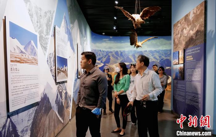 圖為中外嘉賓參觀玉樹(shù)州博物館?！●R銘言 攝