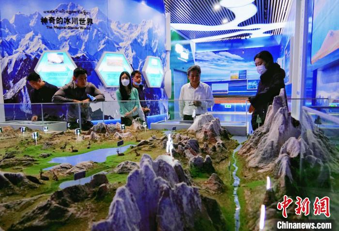 圖為中外嘉賓在玉樹(shù)州博物館內(nèi)參觀?！●R銘言 攝