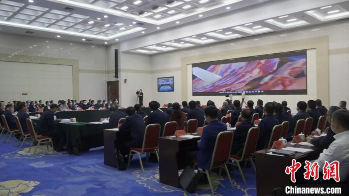 圖為部省共同打造青海綠色有機農(nóng)畜產(chǎn)品輸出地推進會議現(xiàn)場?！±罱瓕?攝